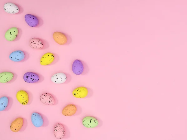 Renkli Yumurtalar Pastel Pembe Temalı Paskalya Fotokopisi Yaratıcı Düzen Düzlemde — Stok fotoğraf