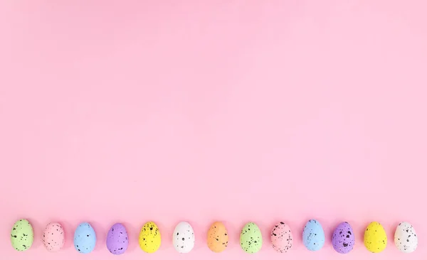 Pastel Paskalya yumurtaları, parlak pembe arka planda, tabanda güzelce sipariş edilmiş. Bahar tatilleri uzay konseptini kopyaladı.