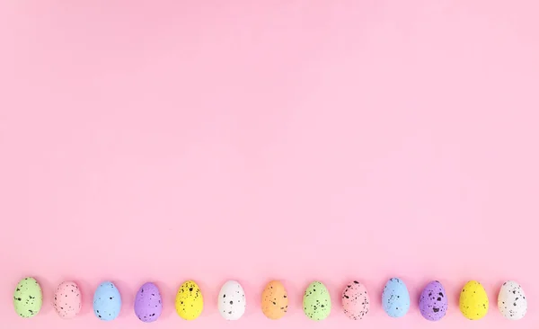 Huevos Pascua Pasteles Sobre Fondo Rosa Brillante Cuidadosamente Ordenados Parte Imagen De Stock