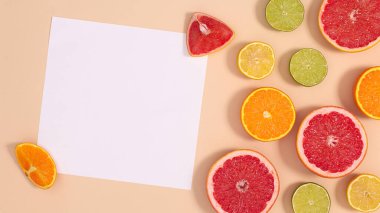 Pastel bej arka planda kağıt kart notuyla dilimlenmiş narenciye aroması. Yaz tropik kopyalama alanı düz yatıyordu