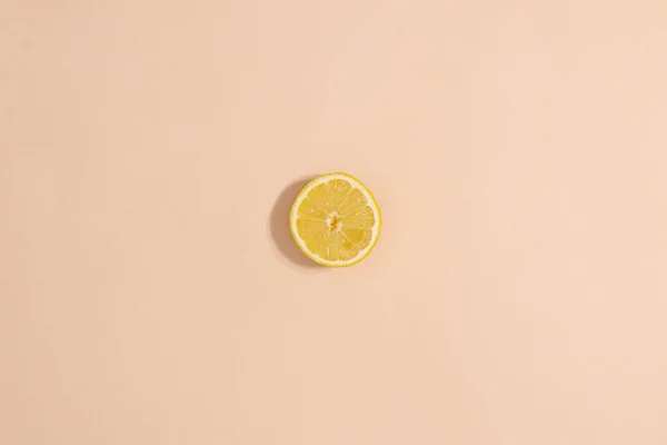 Limón Rodajas Sobre Fondo Beige Pastel Mínimo Plano Poner Frutas — Foto de Stock