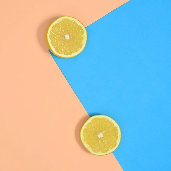 Composición Cítricos Verano Limones Rodajas Sobre Fondo Beige Pastel Azul — Foto de Stock