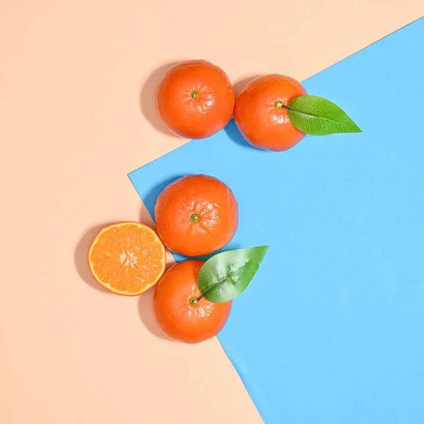 Arreglo Frutas Verano Naranjas Mandarinas Sobre Fondo Beige Pastel Azul — Foto de Stock