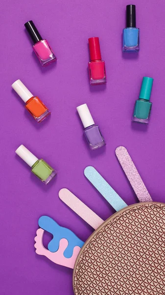 Manikyr Set Och Nagellack Flaskor Lila Bakgrund Kosmetiska Produkter Och — Stockfoto