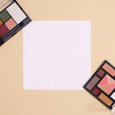 Pastel bej arka planda göz farları olan yaratıcı bir kopya uzay kartı çerçevesi. Düz yatıyordu