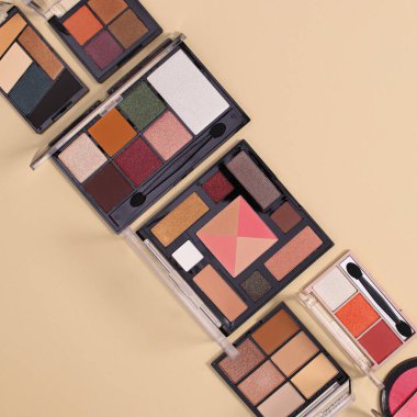 Pastel bej sırt çantasıyla göz farı ürünleri yap. Düz konsept moda