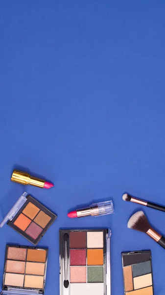 Tiefblauer Hintergrund Mit Kopierraum Und Make Produkten Flache Lage Minimal — Stockfoto