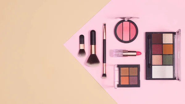 Kreatives Make Und Kosmetikprodukte Layout Auf Pastellbeigem Und Rosa Hintergrund — Stockfoto