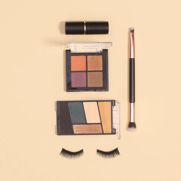 Kreativ Make Och Kosmetika Produkter Layout Pastell Beige Bakgrund Platta — Stockfoto