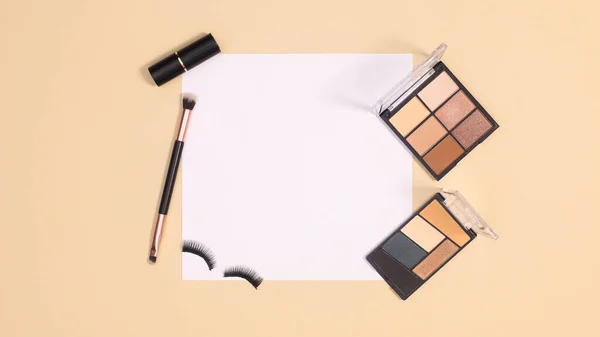 Creatieve Kopieerruimte Papier Kaart Frame Met Make Cosmetica Producten Pastel — Stockfoto