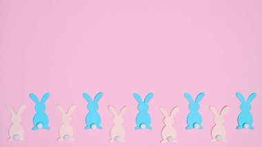 Pastel pembe ve mavi tavşanlar. Yaratıcı kopyalama alanı Paskalya konsepti