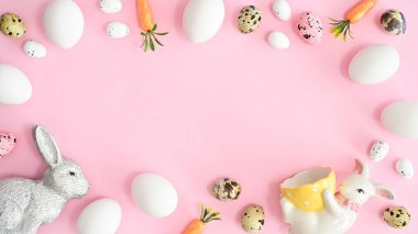 Paskalya çerçevesi, paskalya süslemeleri ve yumurtalarla birlikte pastel pembe arka planda fotokopi alanı. Düz konsept yatıyordu
