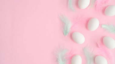 Romantik pastel pembe arka plan, beyaz doğal yumurtalar ve parlak tüyler. Yaratıcı kopya alanı düzleştirildi. Paskalya Kompozisyonu
