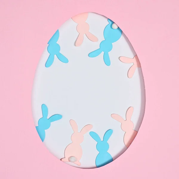 Påsk Ägg Form Ram Med Pastell Rosa Och Blå Kaniner — Stockfoto