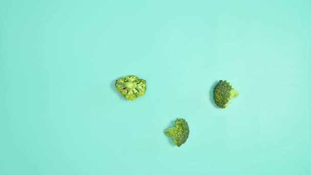 Creatieve Broccoli Lay Out Cyaan Achtergrond Plat Gelegd Stop Met — Stockvideo