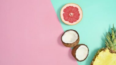 Tropik meyveler yaz mevsiminde Cyan ve Pastel pembe arka planda egzotik düzenlemeler yapar. Hareket kopyalama alanını durdur