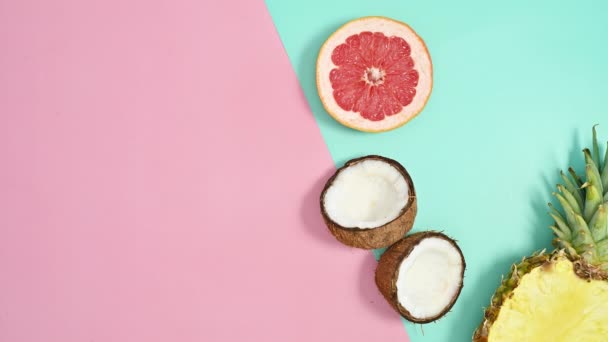 Frutas Tropicais Fazem Acordo Exótico Verão Contexto Rosa Ciano Pastel — Vídeo de Stock