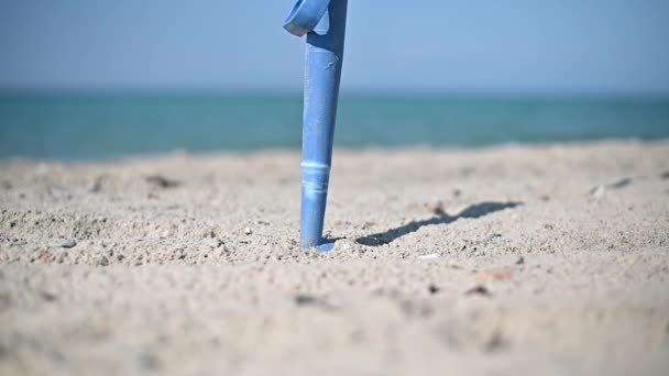 Setting Holder Sun Umbrella Sand Beach Slow Motion Beach Activities — Vídeos de Stock