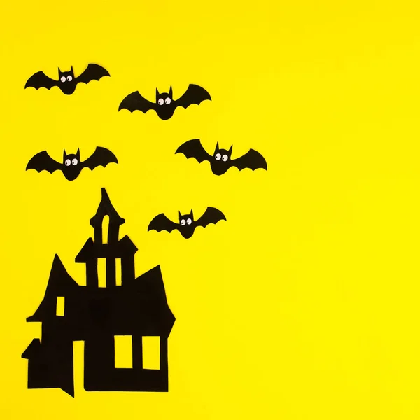 Creepy Horor House Bats Yellow Background Halloween Holidays Copy Space — 스톡 사진
