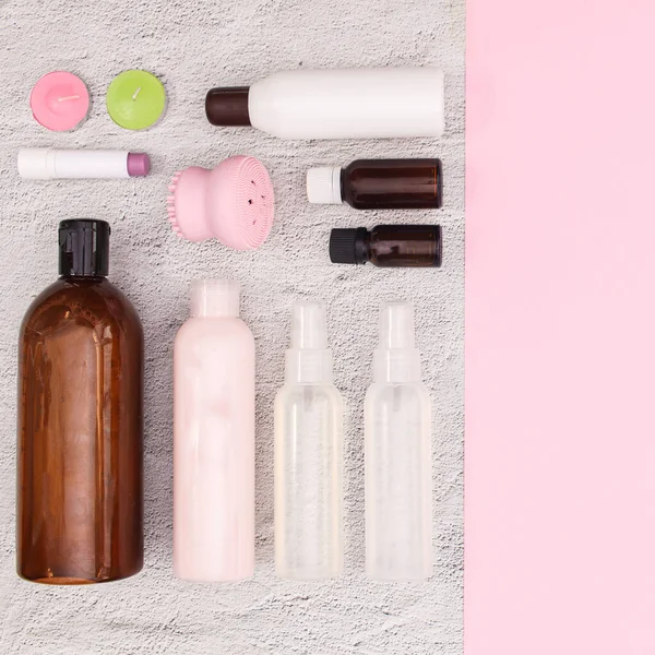 Μπουκάλια Της Ομορφιάς Και Καλλυντικά Προϊόντα Διάταξη Λευκό Και Ροζ — Φωτογραφία Αρχείου