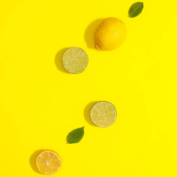 Fresh Sliced Lemons Limes Arrangement Yellow Background Flat Lay Summer — Foto de Stock