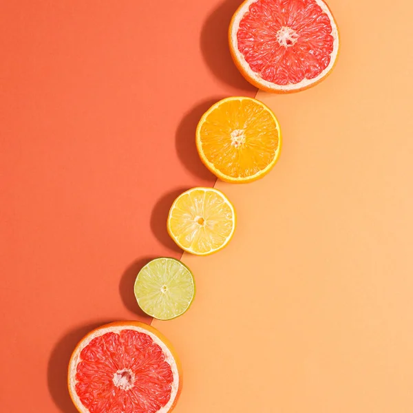 Δύο Πορτοκαλί Απόχρωση Φόντο Φέτες Εσπεριδοειδών Στη Γραμμή Καλοκαιρινά Φρούτα Φωτογραφία Αρχείου