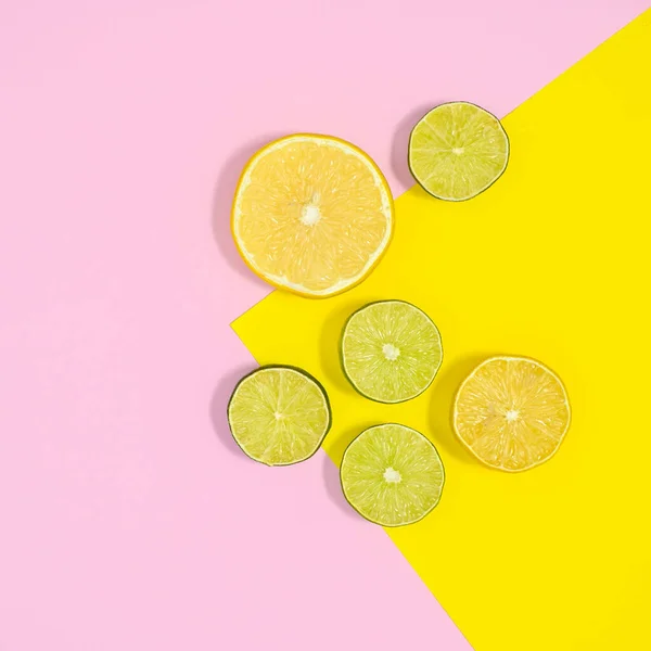 Sliced Limes Lemons Arrangement Pastel Pink Yellow Background Flat Lay — Foto de Stock