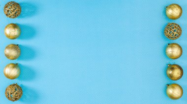 Mavi arka planda sol ve sağ tarafta altın süsler var. Chrismtas düz yatıyordu