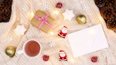 Süslü, çay ve süveterli kış ve Noel arkaplanı. Düz yatıyordu