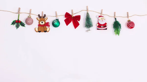 Várias Decorações Natal Ornamentos Pendurados Corda Fundo Branco Com Espaço — Fotografia de Stock