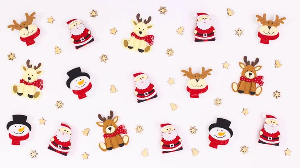 富有创意的圣诞图案 木制饰物 圣诞老人和驯鹿的白色背景 平躺在床上 — 图库照片