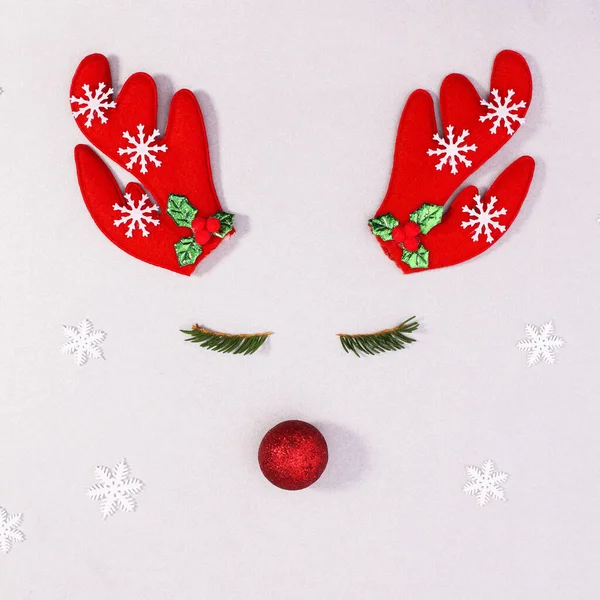 用白色背景的圣诞装饰品制成的富有创意的驯鹿 新年假期 — 图库照片