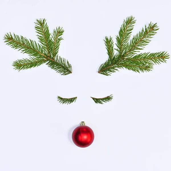Kreative Rentiere Mit Weihnachtsschmuck Und Tannenzweigen Auf Weißem Hintergrund Flaches — Stockfoto