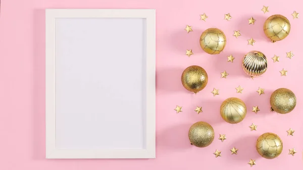 Moldura Espaço Cópia Branca Fundo Rosa Pastel Com Ornamentos Dourados — Fotografia de Stock