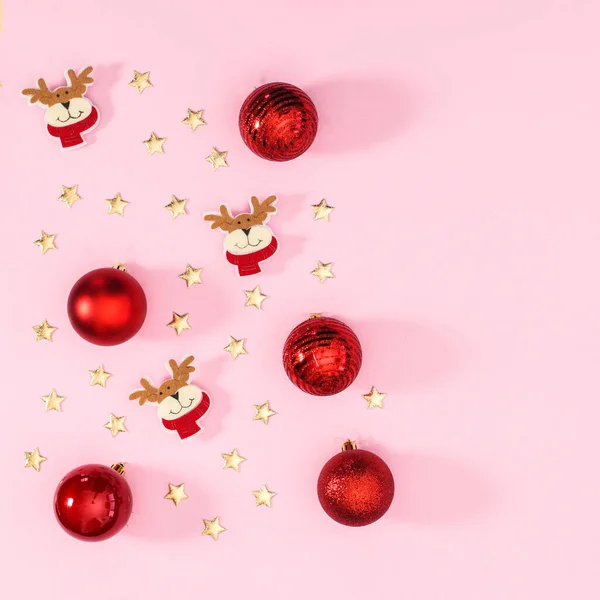 红色圣诞装饰和装饰在粉红的背景上 Flat躺下 — 图库照片