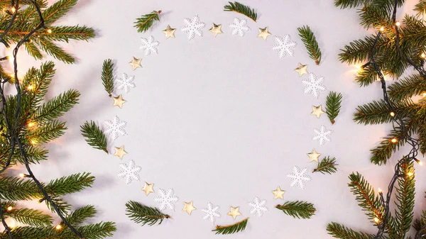 富有创意的圣诞背景 有冷杉枝条和装饰灯 复制空间平铺 — 图库照片