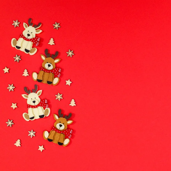 圣诞红色复制空间背景与驯鹿和木制饰物 Flat躺下 — 图库照片