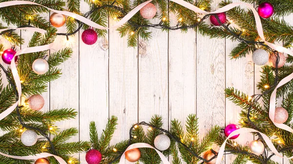 Vánoční Kopie Prostor Rám Jedlovými Větvemi Lesklé Ozdoby Dřevěném Pozadí — Stock fotografie