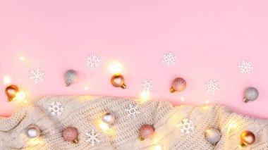Chrismtnas 'ın süveter ve pastel pembe arka plan süslemeleri ile kış arkaplanı. Düz yatıyordu