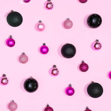 Noel desenli pembe ve siyah renkli süslemeler ve pastel pembe arka plan. FLat yatıyordu