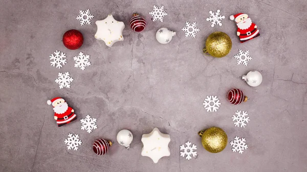 创意圣诞框架与灰色背景的装饰品和糖果 Flat躺下 — 图库照片