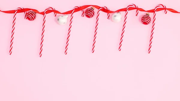 红色缎带 饰物和糖果手杖挂在粉红的背景上 有复制空间 Flat躺下 — 图库照片