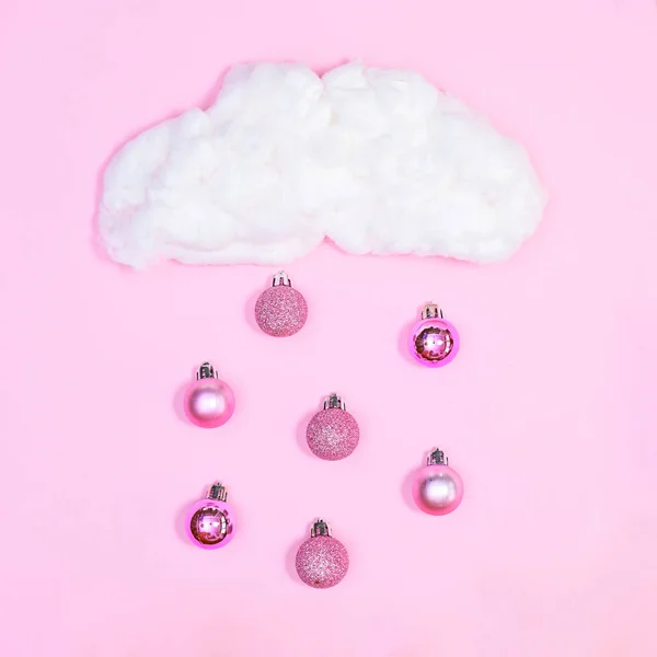 Kreativt Moln Med Regnar Rosa Chrismtas Ornament Pastellrosa Bakgrund Platt — Stockfoto
