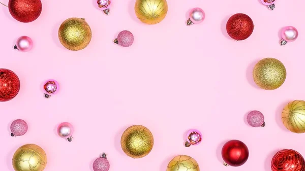 创意圣诞和新年图案与黄金 红色和粉红色装饰粉红色背景与复制空间 Flat躺下 — 图库照片