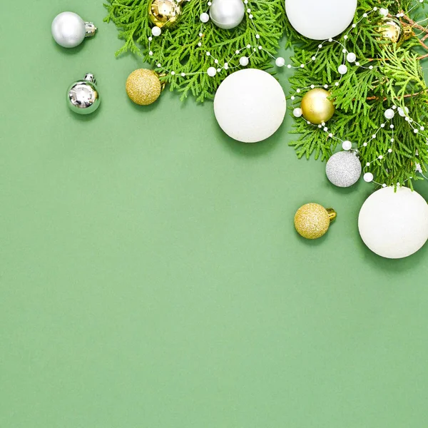 Weiße Goldene Und Silberne Ornamente Schmücken Tannenzweige Auf Leuchtend Grünem — Stockfoto