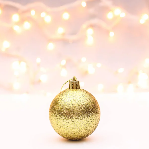 Bola Natal Ornamento Dourado Brilho Fundo Branco Com Luzes Decorativas — Fotografia de Stock