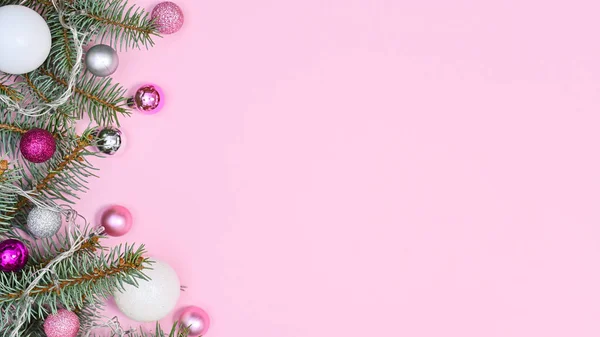 Pastel Fundo Rosa Com Espaço Cópia Galhos Pinho Prata Decorados — Fotografia de Stock