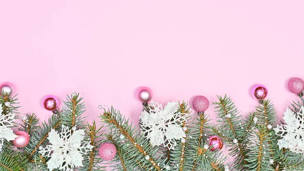 菊花花冠 松树枝装饰着白色的花和粉红色的饰物在粉红的仿制空间背景上 平躺在床上 — 图库照片