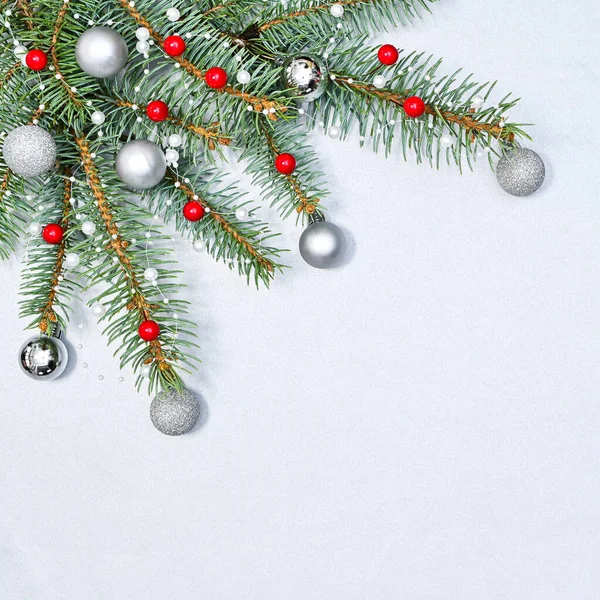 Weißer Kopierraum Hintergrund Mit Weihnachtsgirlanden Mit Roten Beeren Und Silbernen — Stockfoto