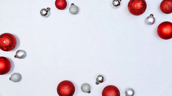 红色和银色圣诞球白色背景与复制空间 平躺在床上 — 图库照片